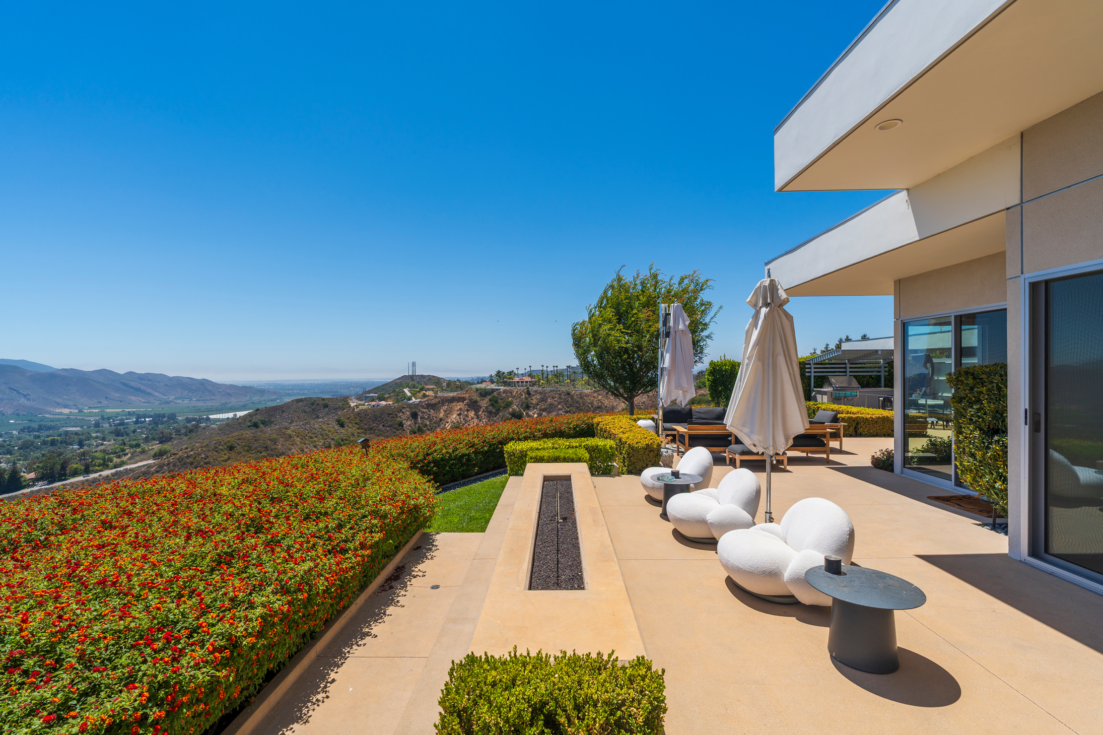 Exterior — outdoor terrace with valley views